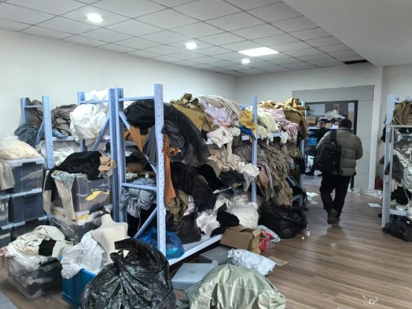 益通网 直播间卖仿制“同款”，抓！上海警方助力优化一流营商环境