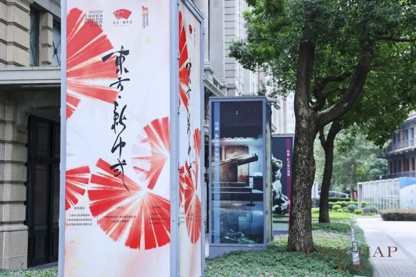 360配资网 这场大秀孔祥东、曹可凡、吉雪萍都来看，海派新中式服装在博物馆走“T台”